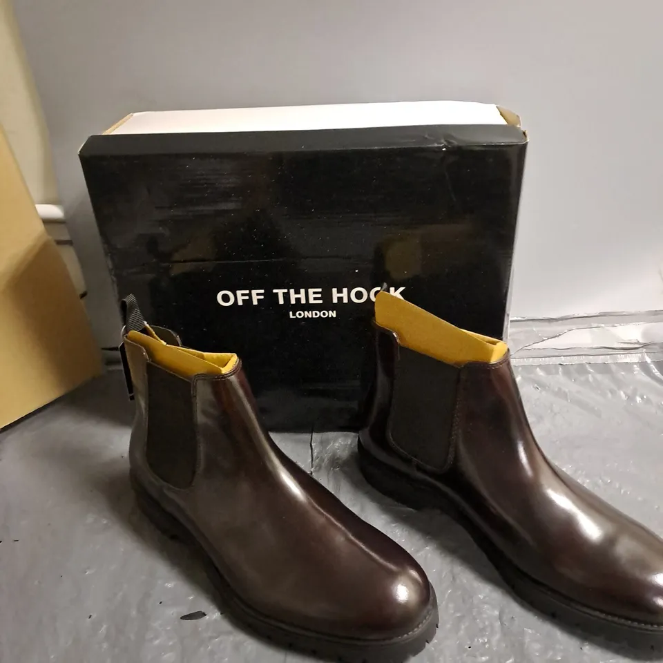 BOXED PAIR OF OFF THE HOOK LONDON CHASE BOOTS BORDO UK 10 