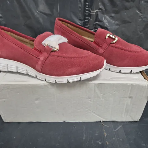 BOXED PAIR OF MODA IN PELLE FRANCIE LOAFERS SUEDE FUCHSIA SIZE 7