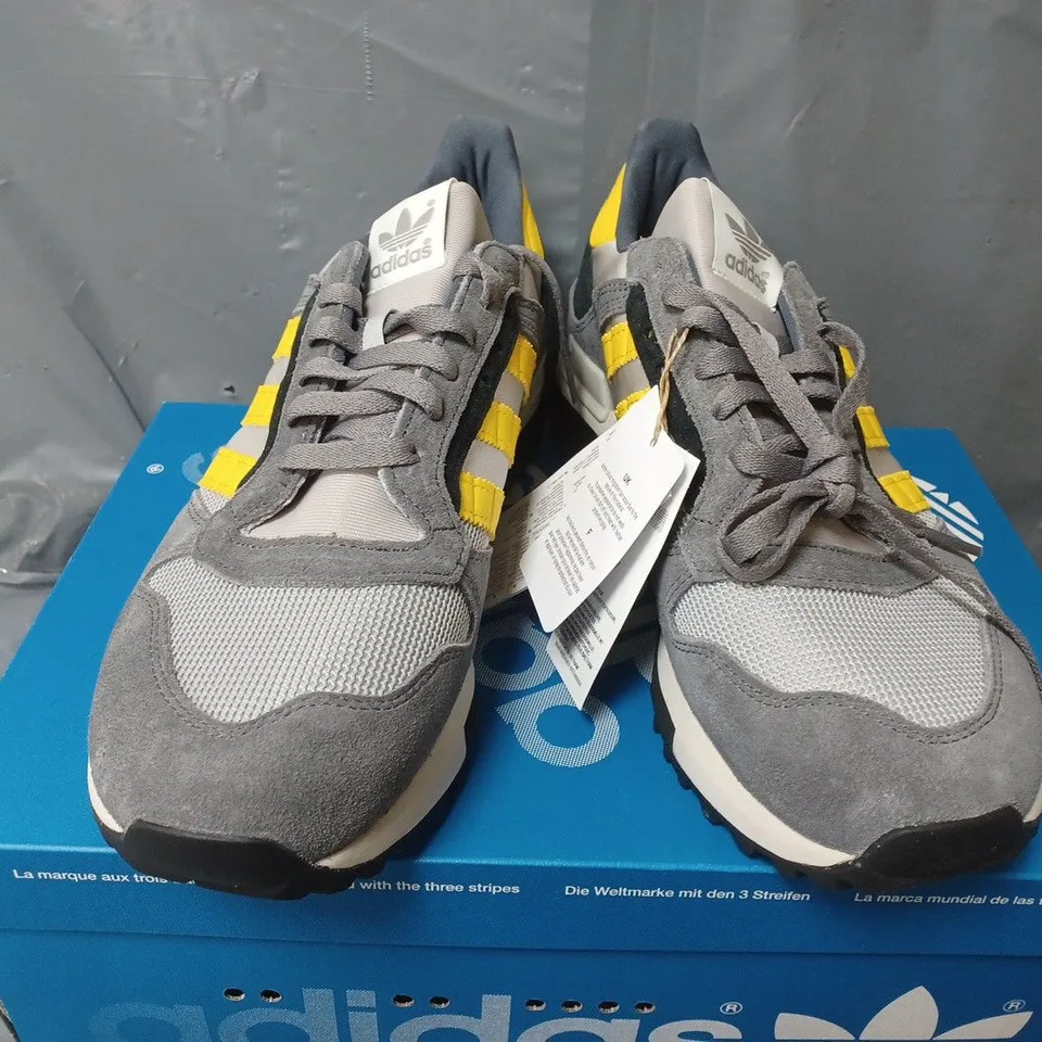 BOXED PAIR OF ADIDAS ZX 600 TRAINERS IN GREY/YELLOW - UK 9