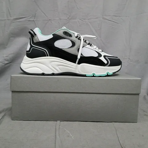 BOXED PAIR OF CLEENS PULSE RUNNER TRAINERS IN MINT SIZE UK 8