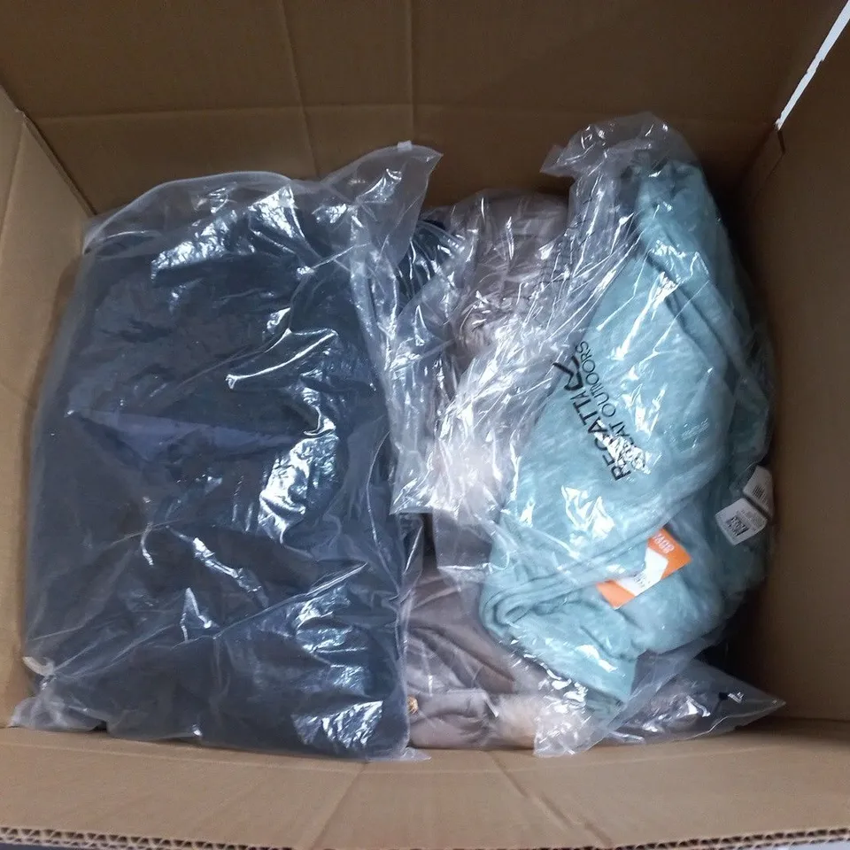 LOT OF APPROXIMATELY 15 ASSORTED CLOTHING ITEMS TO INCLUDE REGATTA AND LA MAREY - UNCHECKED SIZES
