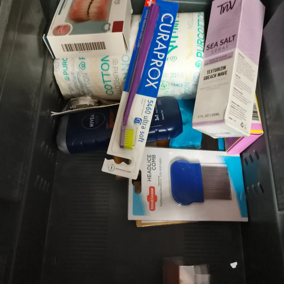 APPROXIMATEY 20 ASSORTED HEALTH AND BEAUTY PRODUCTS TO INCLUDE - SOLSKIN TANNING MOISTURISER - CELIMAX BHA BODY MIST - AKT DEODORANT BALM - ETC