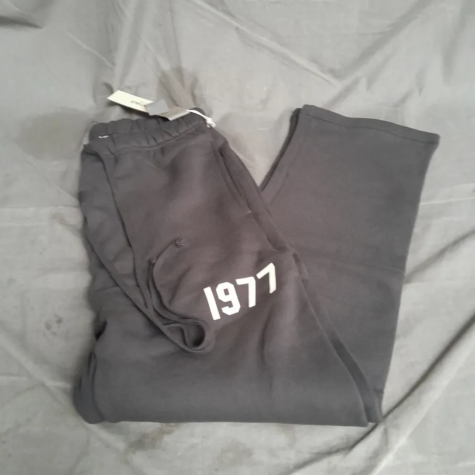 ESSENTIALS 1977 JOGGERS IN IRON SIZE S