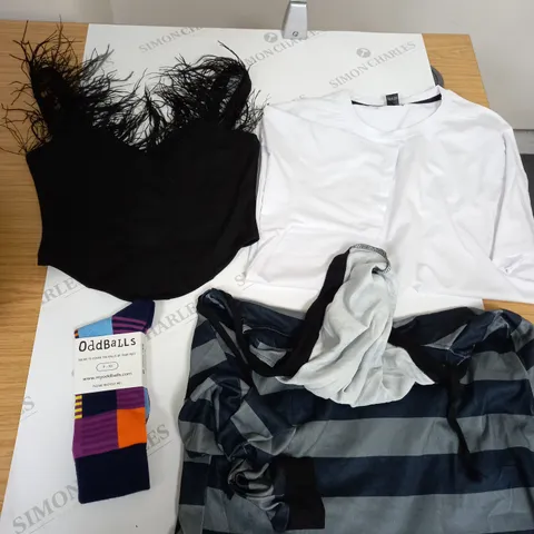 LOT OF ASSORTED CLOTHING ITEMS AND ACCESSORIES TO INCLUDE; T-SHIRTS, JUMPERS ETC