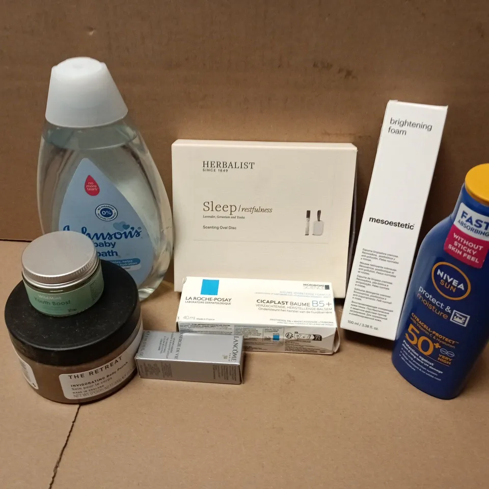 APPROXIMATELY 20 ASSORTED HEALTH & BEAUTY PRODUCTS TO INCLUDE MESOESTETIC BRIGHTENING FOAM, NIVEA SUN CREAM, LA ROCHE-POSAY CICAPLAST BAUME, ETC - COLLECTION ONLY