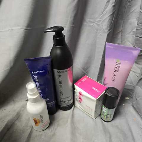 APPROXIMATELY 20 ASSORTED HEALTH & BEAUTY PRODUCTS TO INCLUDE BIOLAGE HYDRA-GEL CONDITIONER, BRASS OFF BLONDE THREESOME, BIOLAGE PROTECTIVE HAIR DRY-OFF, ETC - COLLECTION ONLY
