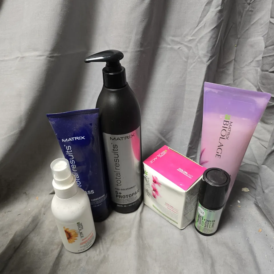 APPROXIMATELY 20 ASSORTED HEALTH & BEAUTY PRODUCTS TO INCLUDE BIOLAGE HYDRA-GEL CONDITIONER, BRASS OFF BLONDE THREESOME, BIOLAGE PROTECTIVE HAIR DRY-OFF, ETC - COLLECTION ONLY