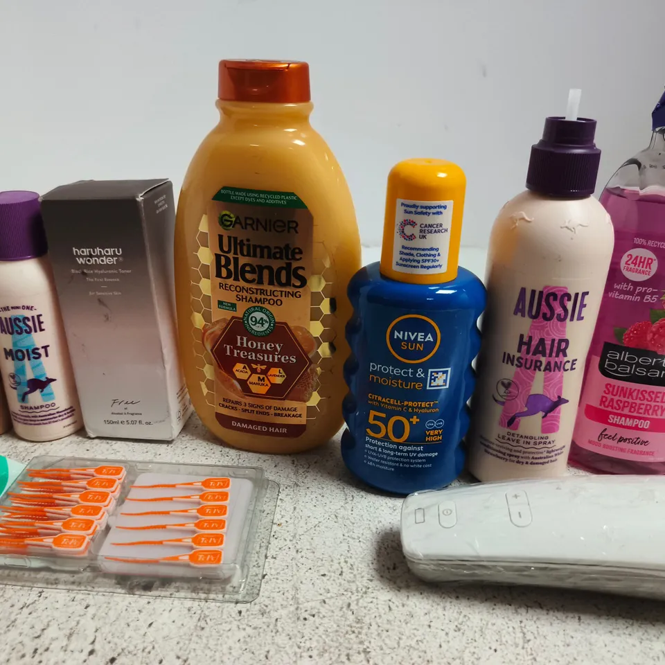 APPROX 12 ASSORTED BEAUTY PRODUCTS TO INCLUDE AUSSIE SHAMPOO, NIVEA SUN CREAM, NONO HAIR REMOVAL DEVICE