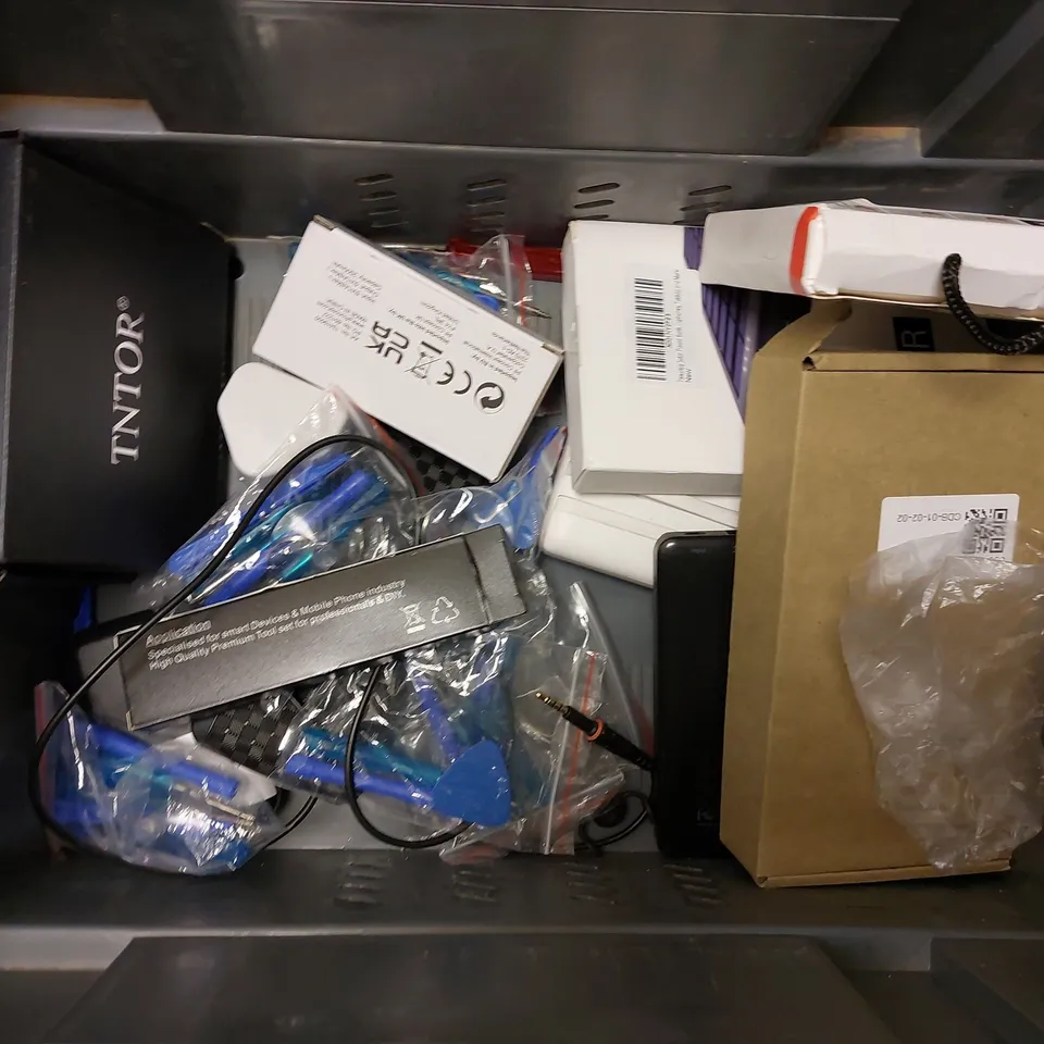 BOX OF APPROX 15 ITEMS TO INCLUDE SIEMENS EQ SERIES COFFEE SERVICE SET AND ASSORTED POWER BANKS