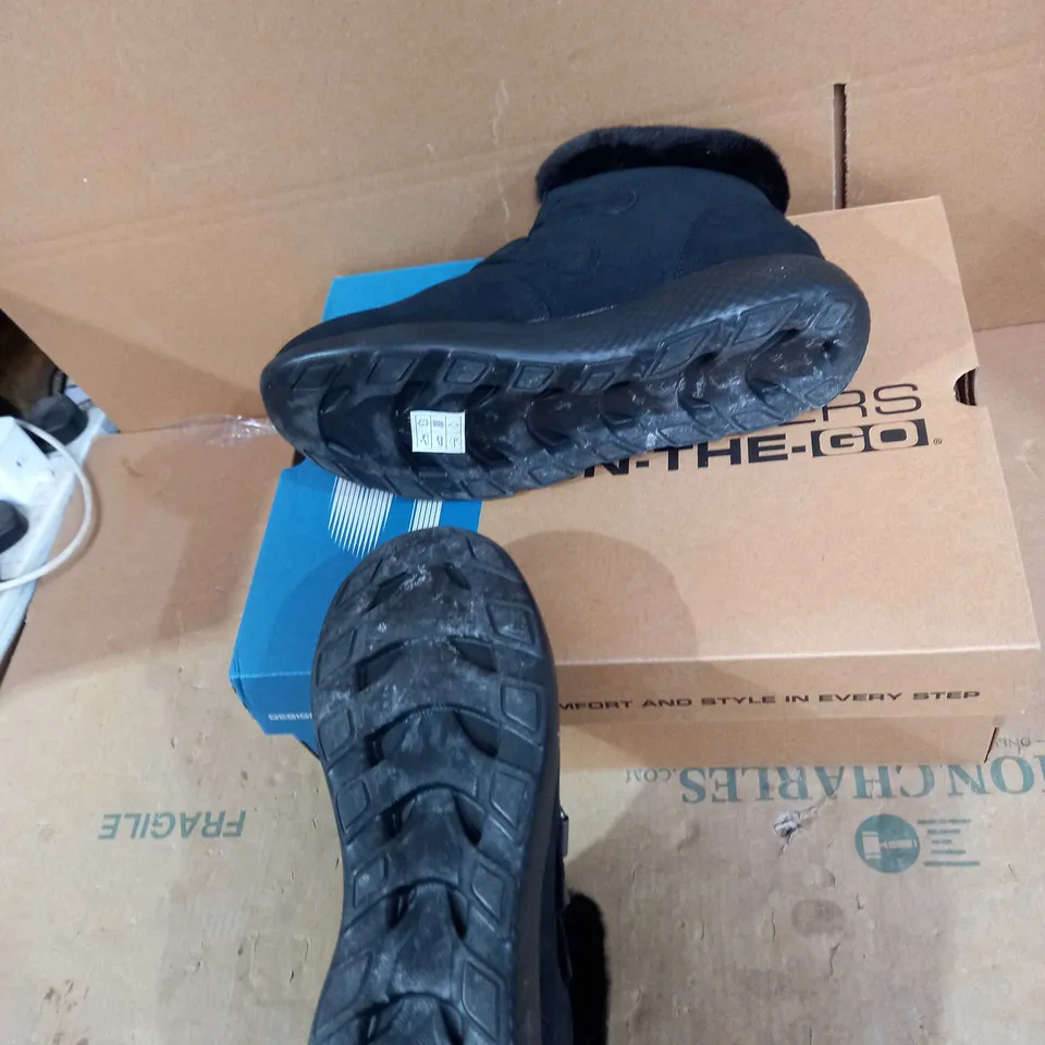 SKETCHERS ON THE GO WINTER FLING BOOT SIZE 6.5