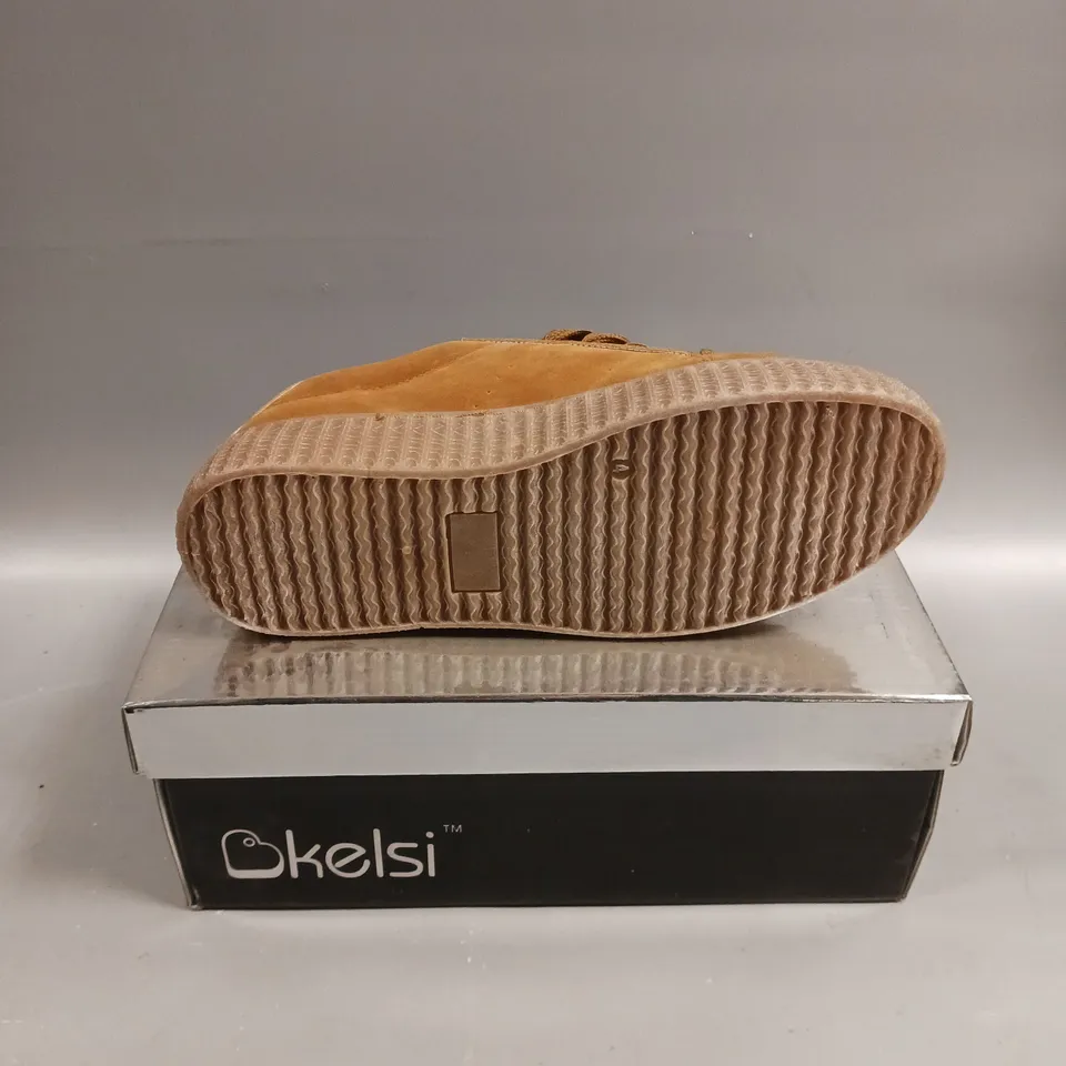BOXED PAIR OF BKELSI Y118 WEDGE TRAINER IN CAMEL - 5