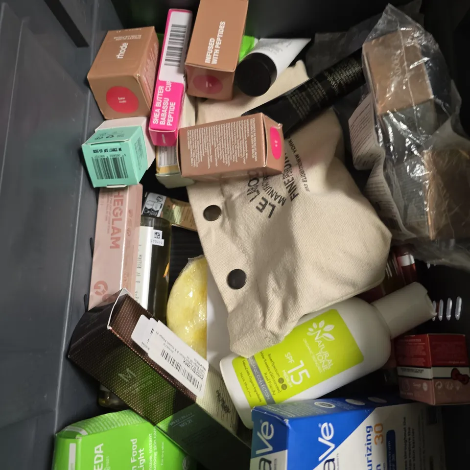 APPROXIMATEY 20 ASSORTED HEALTH AND BEAUTY PRODUCTS TO INCLUDE - CERAVE FACIAL MOISTURIZING LOTION - RITUALS BODY LOTION AND FYNE ART BEAUTY EYEBROW PEN