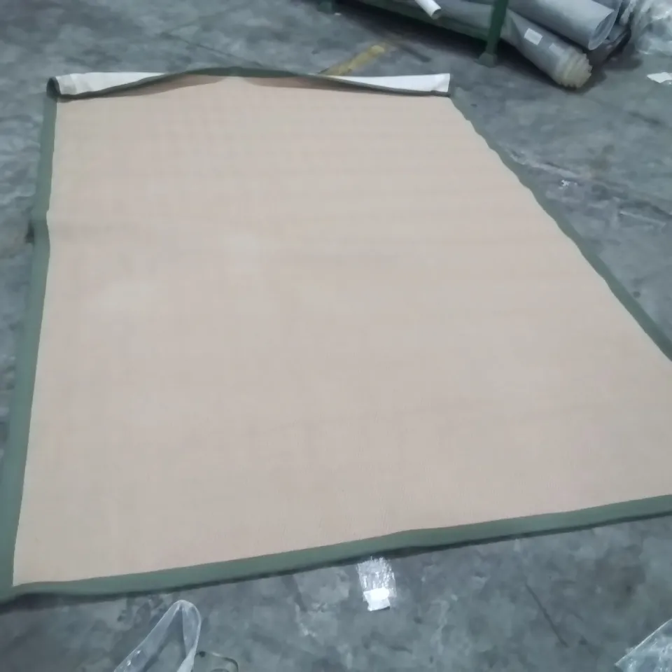 QUALITY DESIGNER RUG APPROXIMATELY 281X200