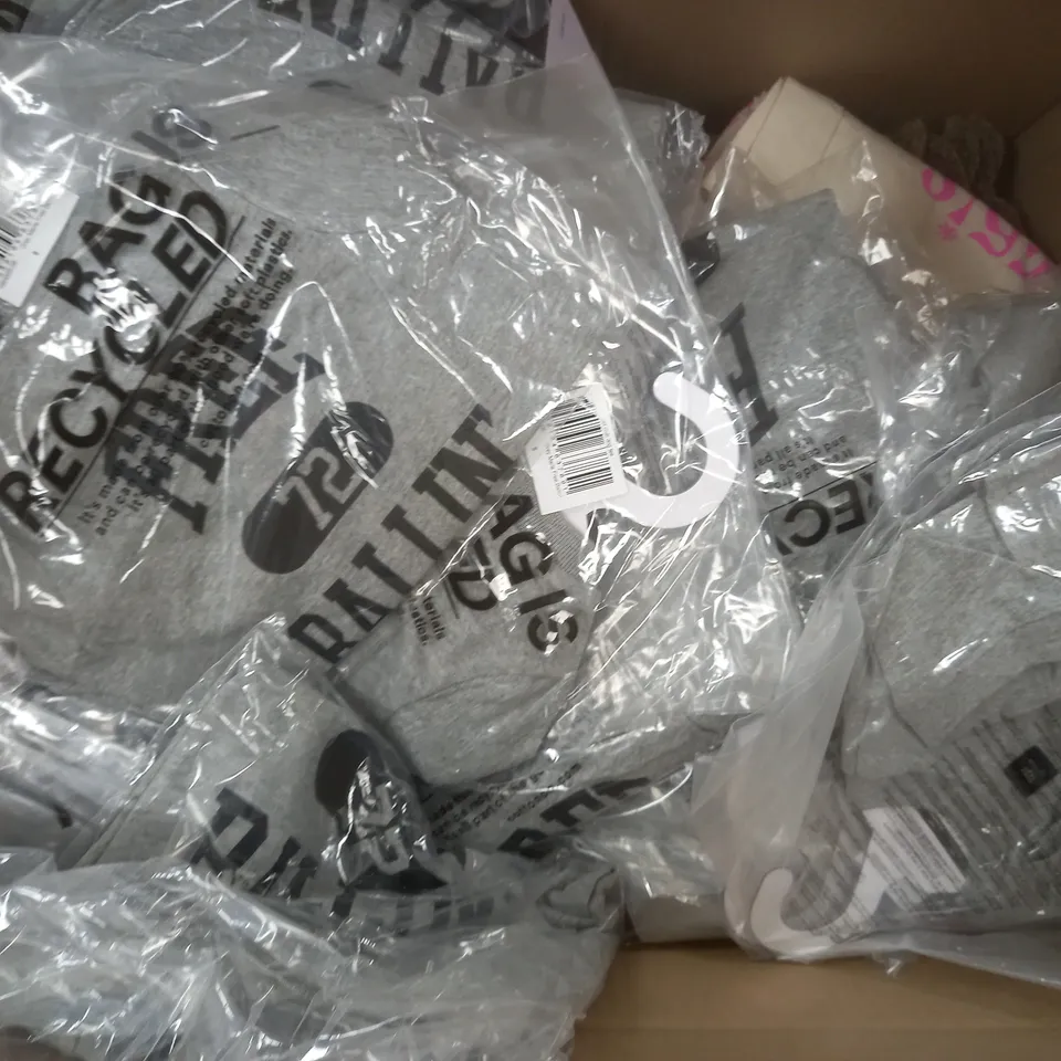 BOX OF APPROXIMATELY 40 ASSORTED HOUSEHOLD ITEMS TO INCLUDE METAL COMMUTER CUP IN TEAL, DISNEY NOVELTY PEN SET, ETC