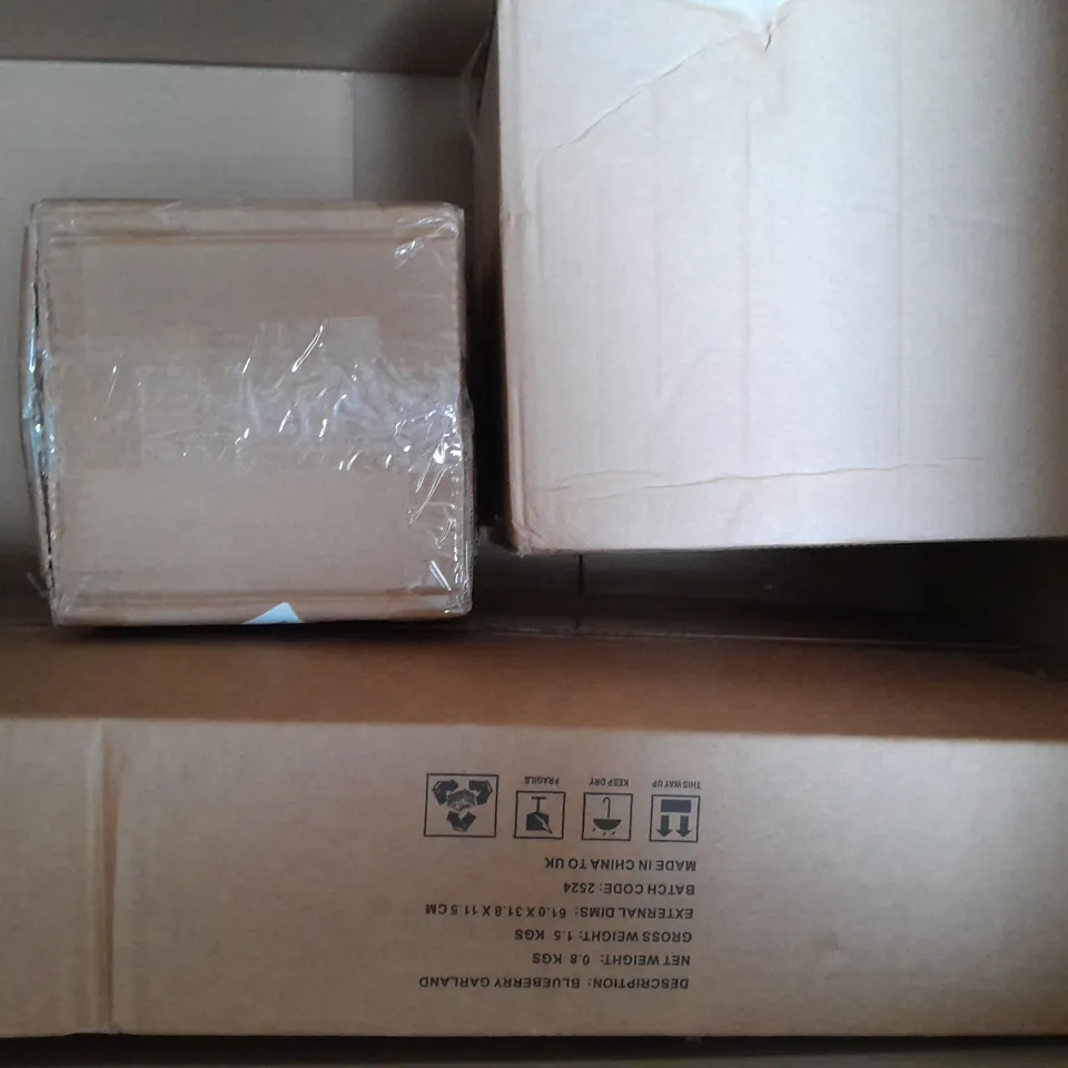 BOX OF 5 ASSORTED HOUSEHOLD ITEMS TO INCLUDE CUSHIONS, ETC