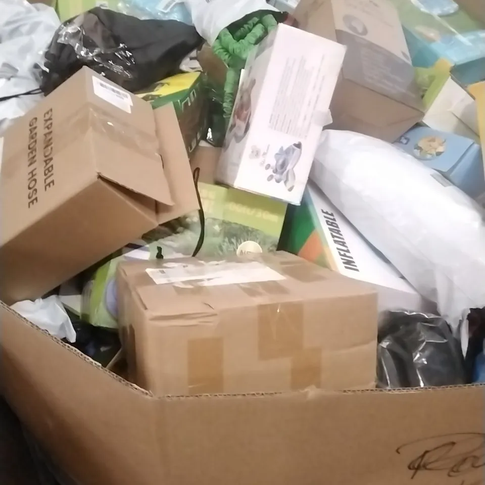 A PALLET CONTAINING A LARGE QUANTITY OF ASSORTED GARDEN HOSES AND SWIMMING PRODUCTS ETC