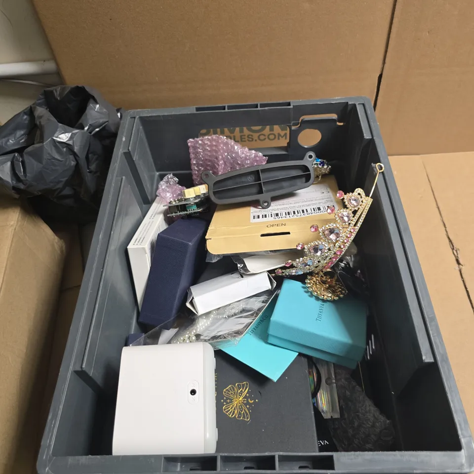 TOTE OF APPROXIMATELY 15 ASSORTED ITEMS TO INCLUDE: WAIST FAN