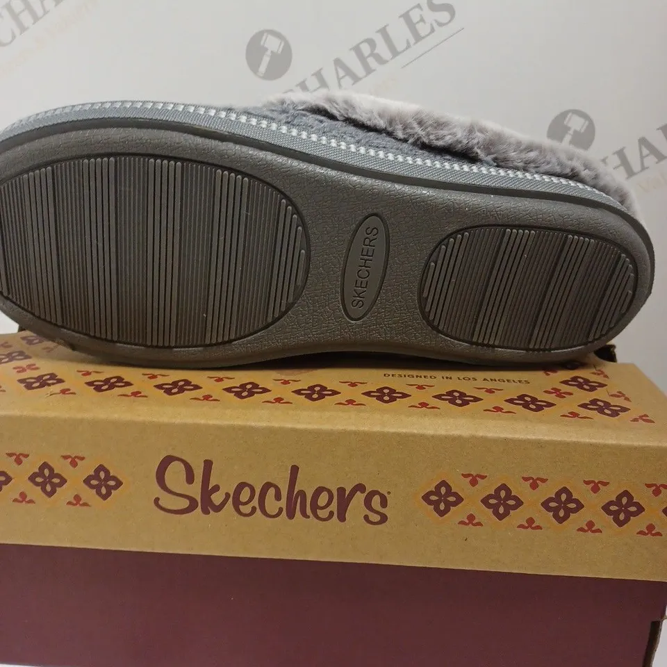 BOXED SKECHERS COZY CAMPFIRE SWEATER KNIT OPEN BACK SLIPPERS, GREY - SIZE 5