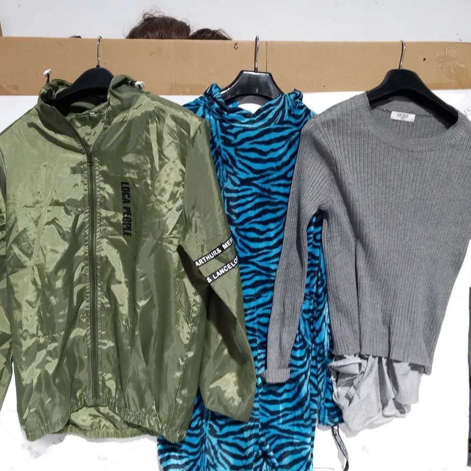APPROXIMATELY 8 ITEMS OF ASSORTED CLOTING TO INCLUDE; LOCA PEOPLE, PRETTY LITTLE THINGS, NOCOLE AND ZARA