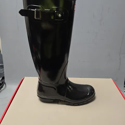 BOXED PAIR OF HUNTER WELLINGTON BOOTS IN BLACK - 7