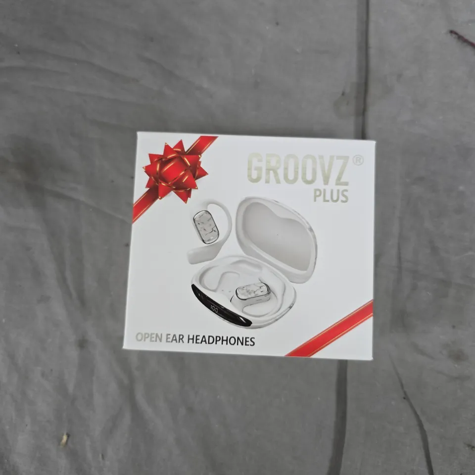 BOX OF APPROXIMATELY 18 ASSORTED ITEMS TO INCLUDE: 2X GROOVZ PLUS 