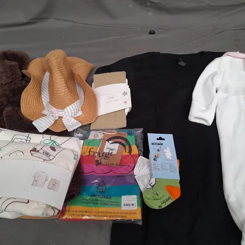 APPROXIMATELY 30 ASSORTED KIDS CLOTHING TO INCLUDE M&S BODY SUIT 3-6 MONTHS, SHORT PYJAMA SET 12-13 YEARS, STRIPED LEGGINGS 4-5 YEARS