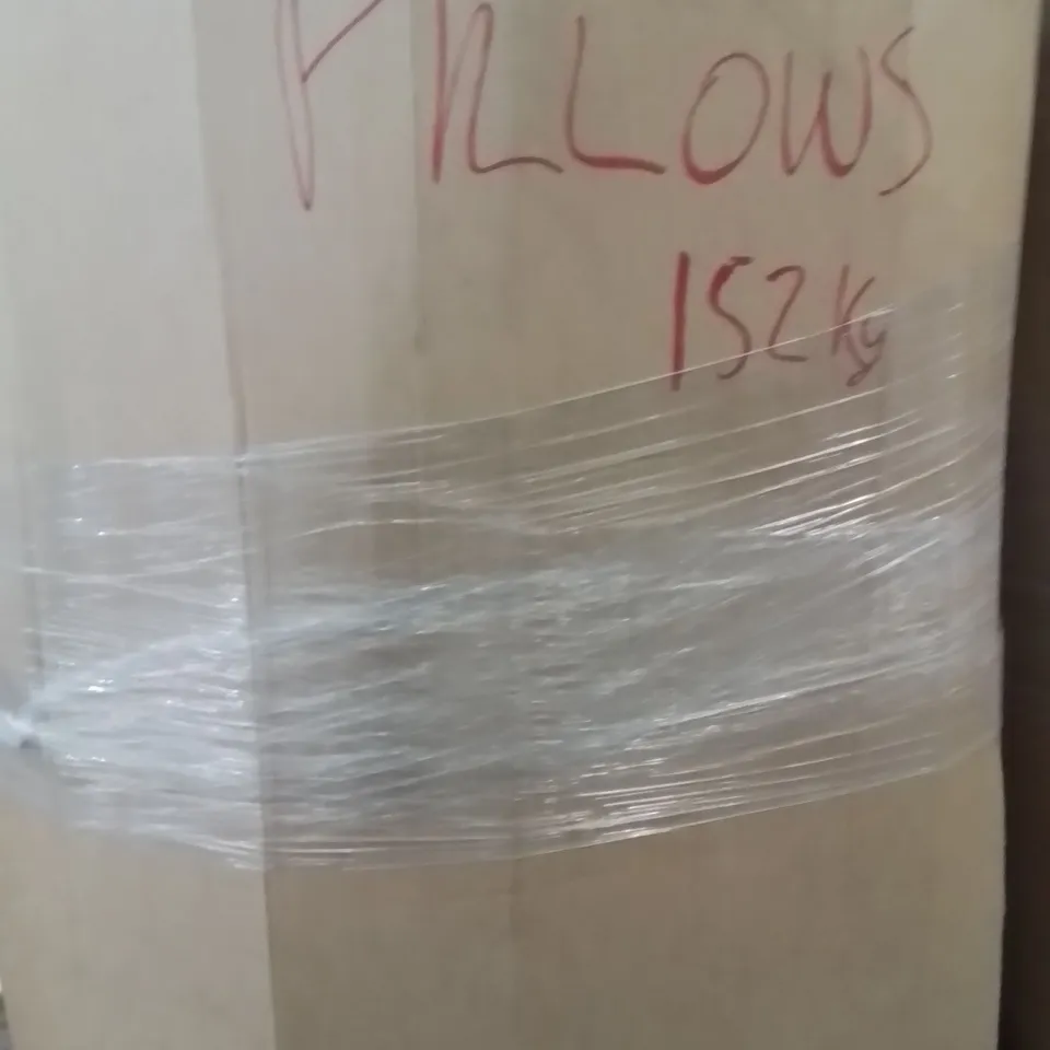 PALLET CONTAINING A LARGE QUANTITY OF PILLOWS
