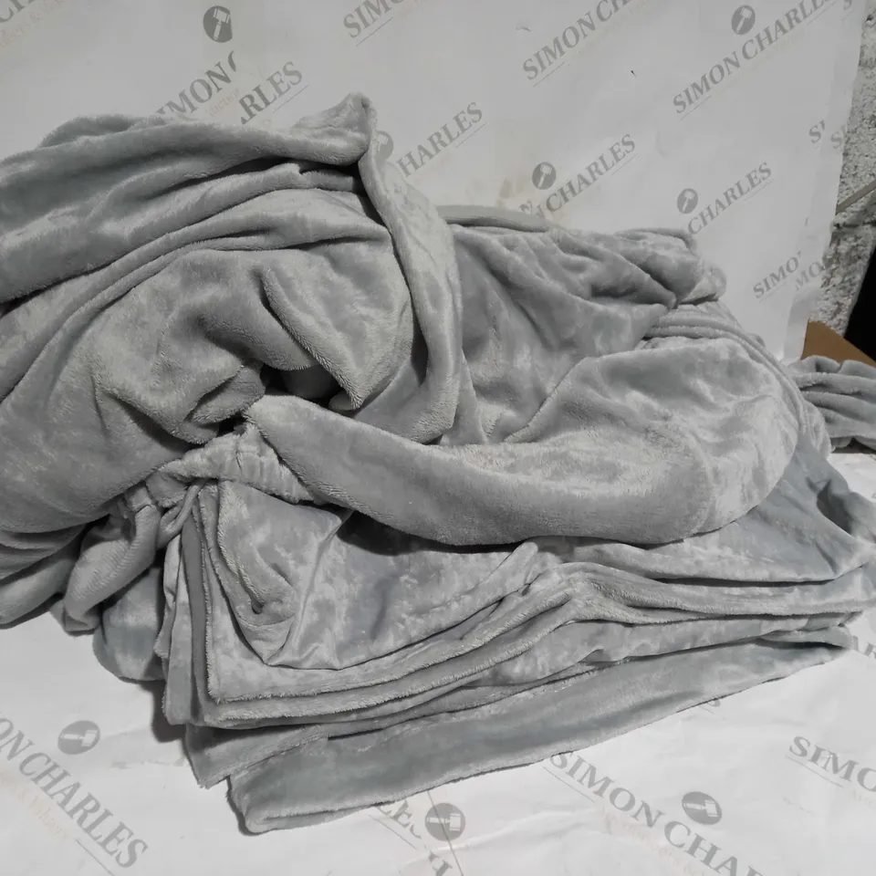 COZEE HOME CRUSHED VELVET AND VELVETSOFT 4 PIECE DUVET SET IN GREY - KING SIZE