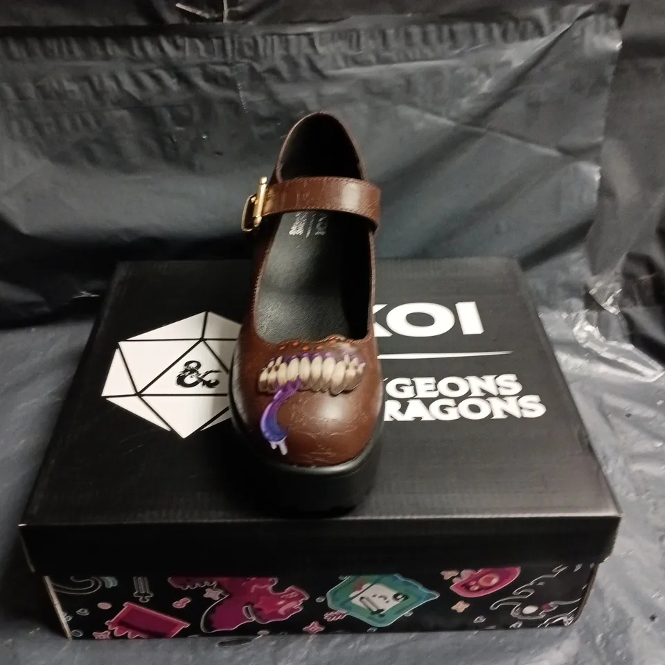 KOI DUNGEONS & DRAGONS THEMED BROWN LEATHER MARY JANE PLATFORM SHOES WITH BUCKLE & DECORATIVE TOE size 6