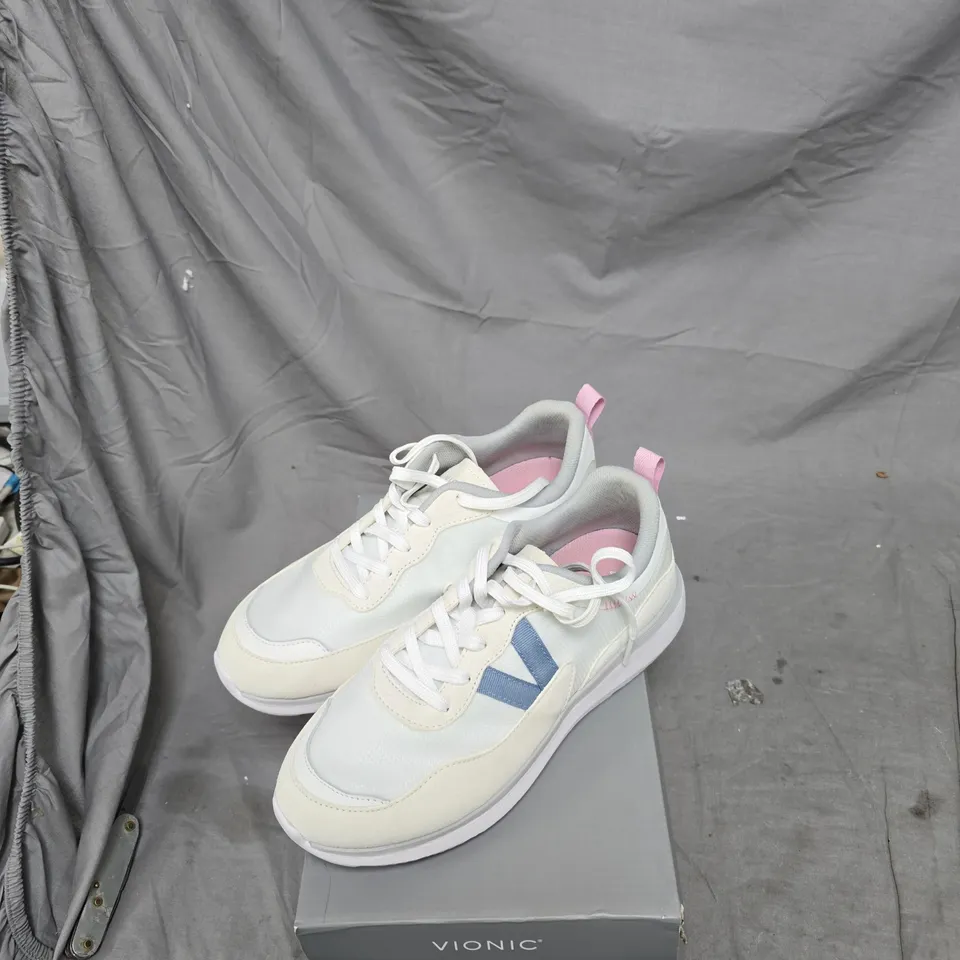 VIONIC WOMEN'S SNEAKERS – WHITE/CREAM WITH BLUE STRIPE, UK 7 (US 9, EU 41)