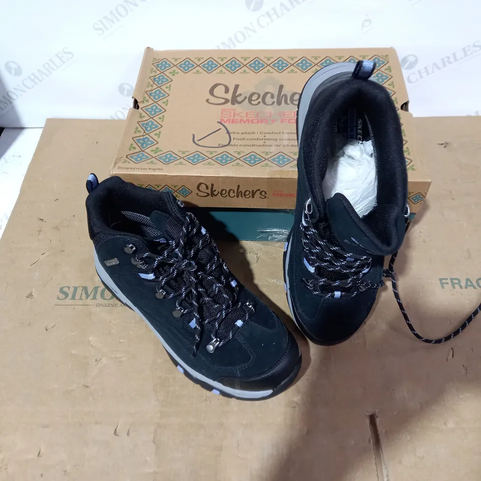 BOXED PAIR OF SKECHERS BOOTS - SIZE 7