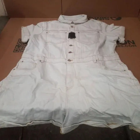BOX CONTAINING APPROXIMATELY 12 BRAND NEW SIMPLY BE BLEACH WASH DENIM PLAYSUITS - SIZE 22