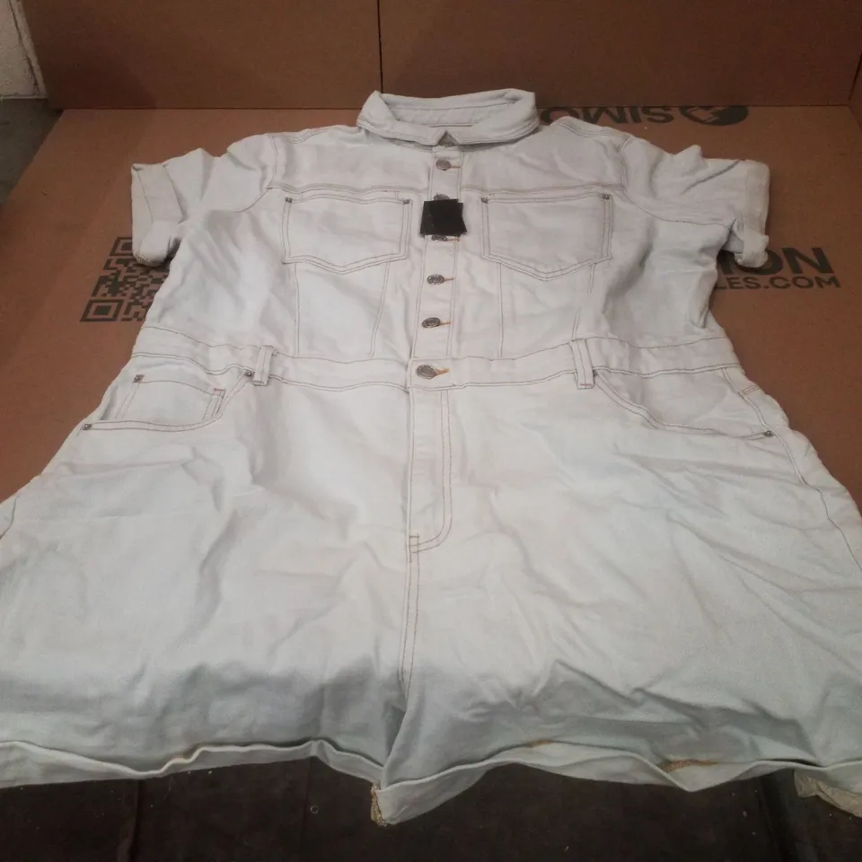 BOX CONTAINING APPROXIMATELY 12 BRAND NEW SIMPLY BE BLEACH WASH DENIM PLAYSUITS - SIZE 22