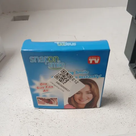 APPROXIMATELY 16 ASSORTED COSMETIC ITEMS INCLUDING SNAP ON SMILE , MERWAVE HAIR WRAP AND IBEALEE 5D TOOTH POWDER 