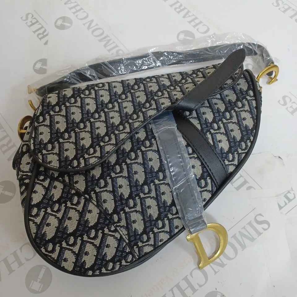 CHRISTIAN DIOR STRAPPED SHOULDER BAG 