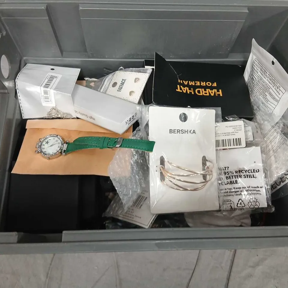 LARGE QUANTITY OF ASSORTED JEWELLERY AND ACCESSORIES