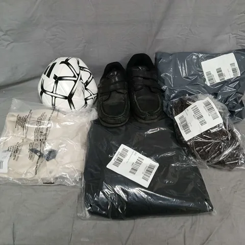 APPROXIMATELY 15 ASSORTED ITEMS TO INCLUDE FOOTBALL, MNG HANDBAG, KICKERS SHOES, ETC