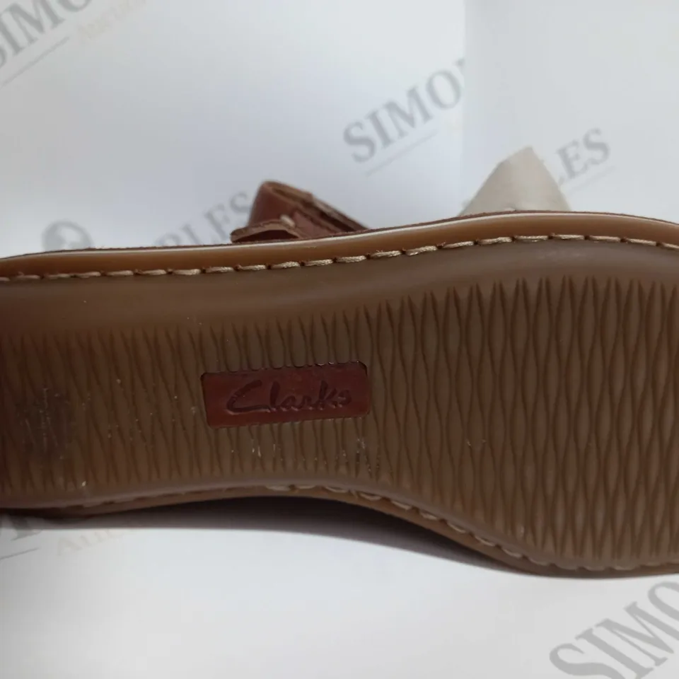 PAIR OF CLARK SHOES IN BROWN SIZE 5