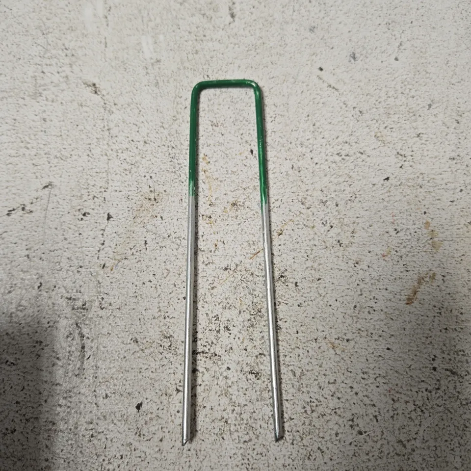 TOTE OF APPROXIMATELY 50 GARDEN U-PINS / U-SHAPED METAL GARDEN STAKES WITH GREEN TOP – BULK LOT