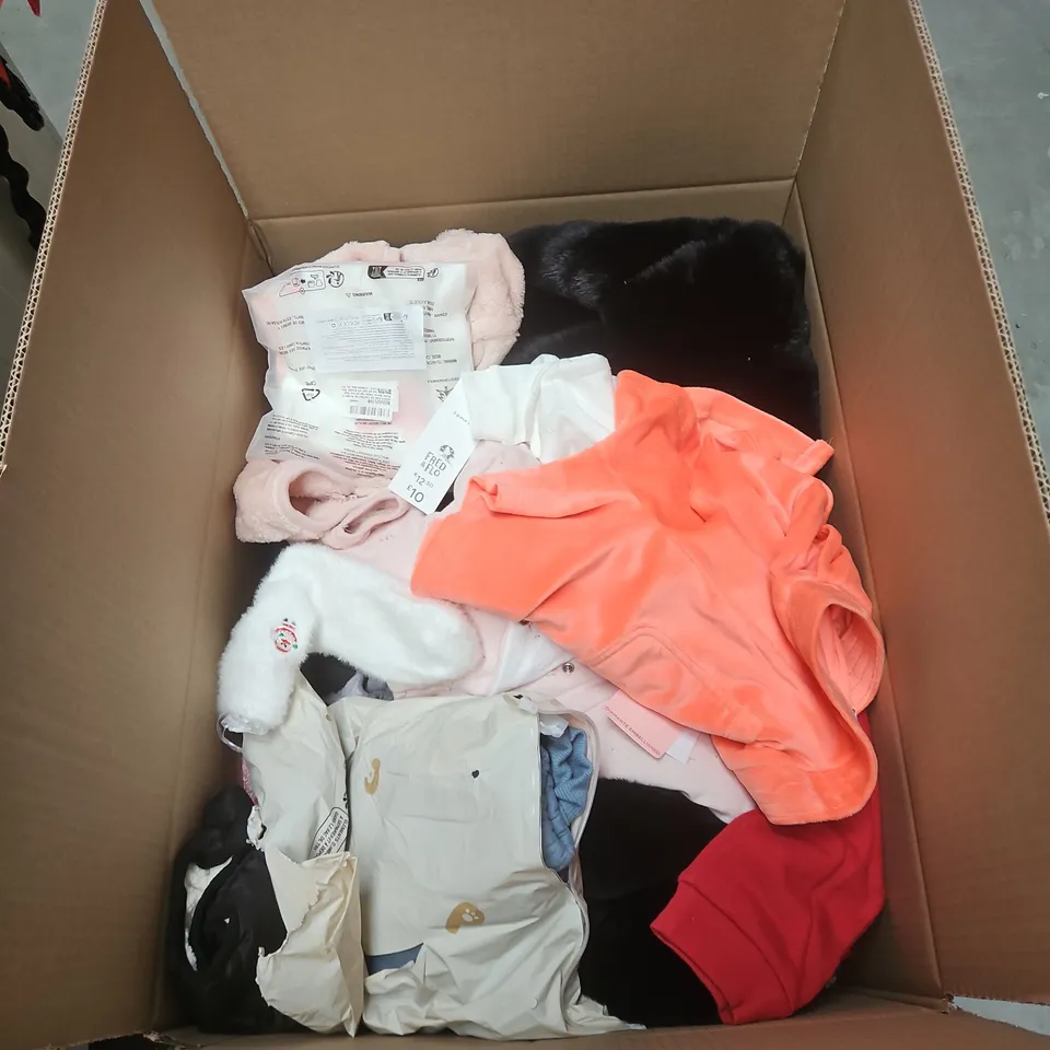 APPROXIMATELY 25 ASSORTED KIDS CLOTHING ITEMS IN VARIOUS STYLES, SIZES & COLOURS