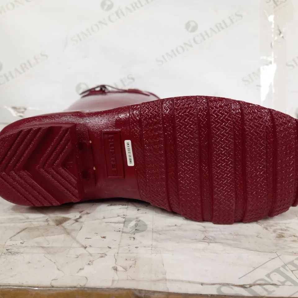 BOXED PAIR OF HUNTER KIDS WELLINGTON BOOTS IN GLOSSY RED UK SIZE 4