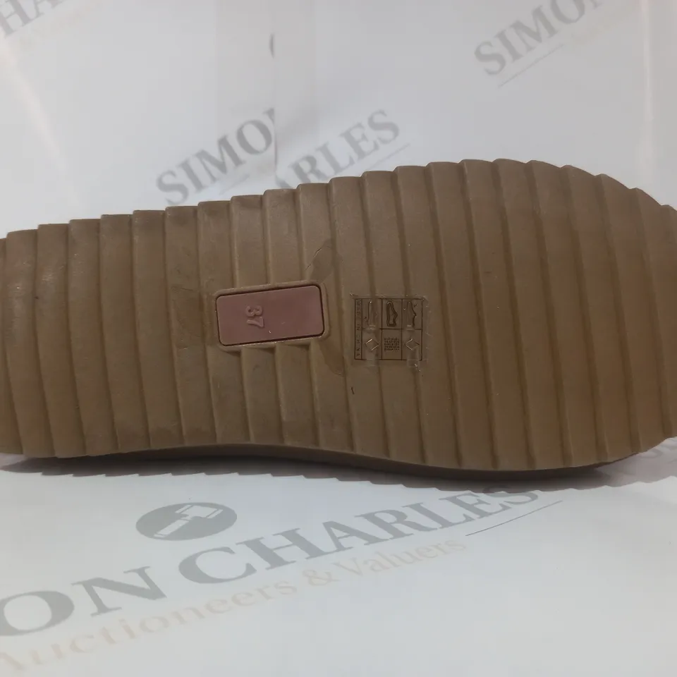 BOXED PAIR OF DESIGNER FAU FUR LINED SHOES IN BROWN EU SIZE 37
