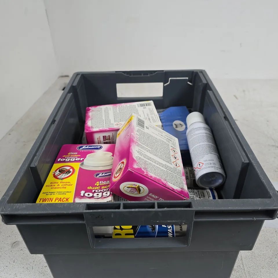 TOTE OF APPROXIMATELY 10 ASSORTED INSECT REPELLENT ITEMS TO INCLUDE RAID FLY AND WASP KILLER SPRAY, JOHNSONS ROOM FOGGER ETC