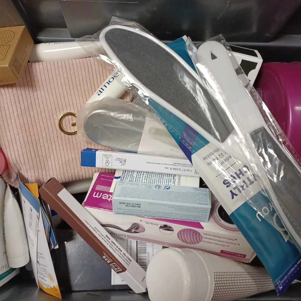 BOX OF APPROX 15 COSMETIC ITEMS TO INCLUDE GILLETTE VENUS RAZOR, SONS SHAMPOO, EELHOE SOFT BROWN SELF TANNER