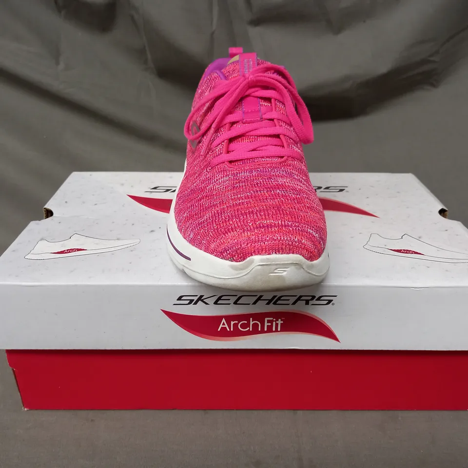 BOXED PAIR OF SKECHERS GO WALK GLEE TRAINERS IN PINK SIZE 5