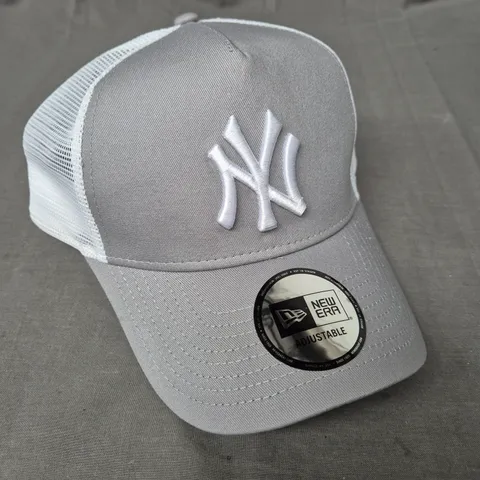 TRUCKET NEW YORK YANKEES CAP IN GREY - ONE SIZE