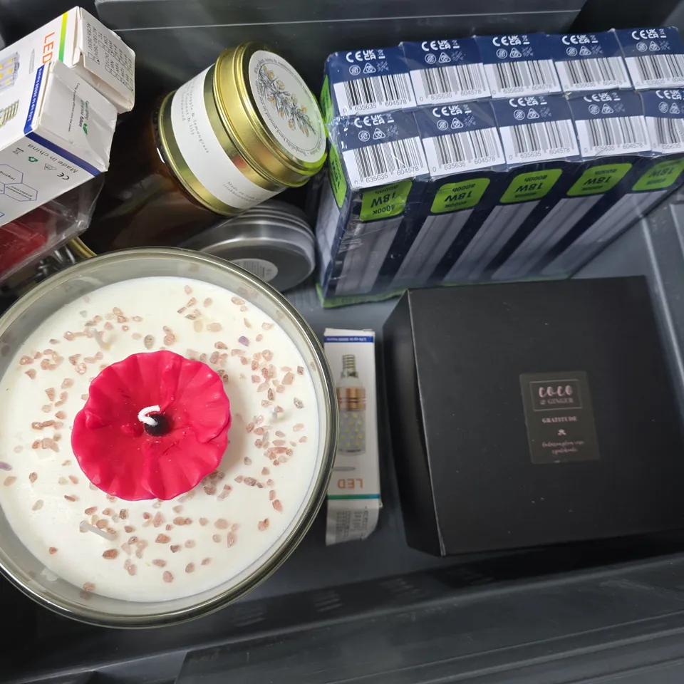 APPROXIMATELY 10 ASSORTED HOUSEHOLD ITEMS TO INCLUDE SCENTED CANDLES, BULB, WAX MELTS, ETC - COLLECTION ONLY