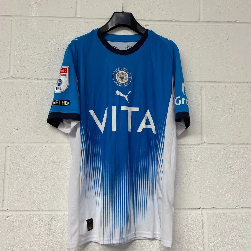 STOCKPORT COUNTY F.C LEAGUE ONE MATCH WORN HOME SHIRT IN BLUE/WHITE - EU M / BEN MEE #40