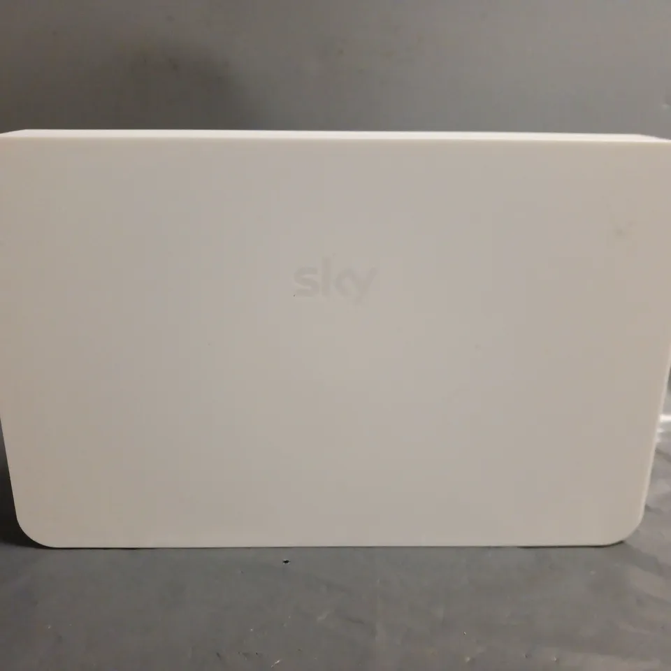 BOXED SKY SR213-02-UK-WHT DUAL BAND WI-FI ROUTER