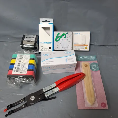 APPROXIMATELY 15 ASSORTED HOUSEHOLD ITEMS TO INCLUDE SEAM PRESSER, KITCHEN TIMER, PRE INJECTION SWABS ETC 